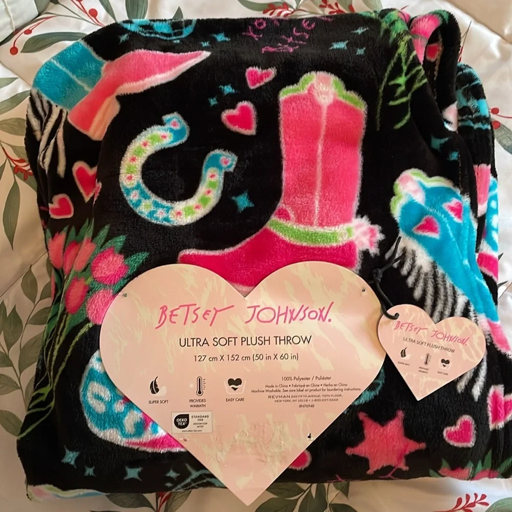 Betsey Johson plush throw with 8 pack disposable razors. NEW